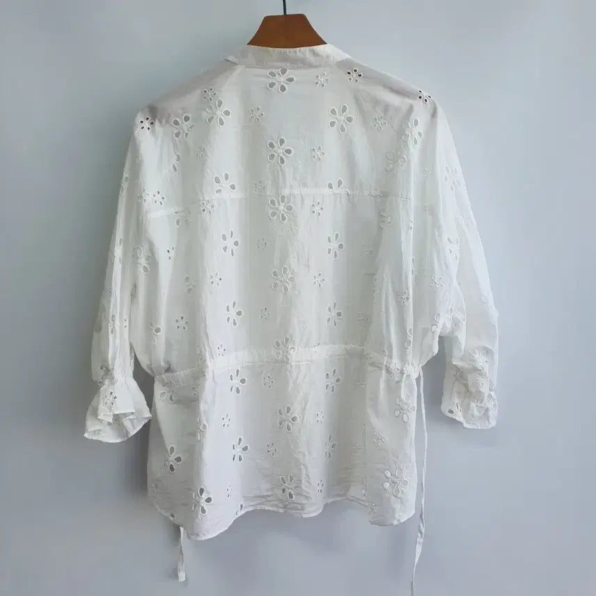 [BUNJANG] Punching Flower Blouse - White, 7/8 Sleeve, Size M / 1084 펀칭 플라워 블라우스 화이트 7부M