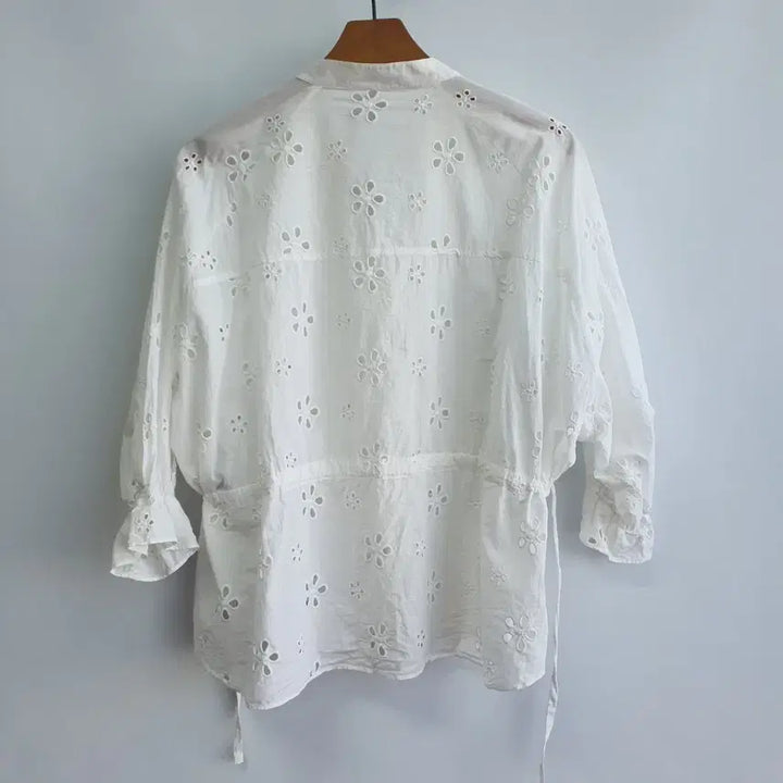 [BUNJANG] Punching Flower Blouse - White, 7/8 Sleeve, Size M / 1084 펀칭 플라워 블라우스 화이트 7부M
