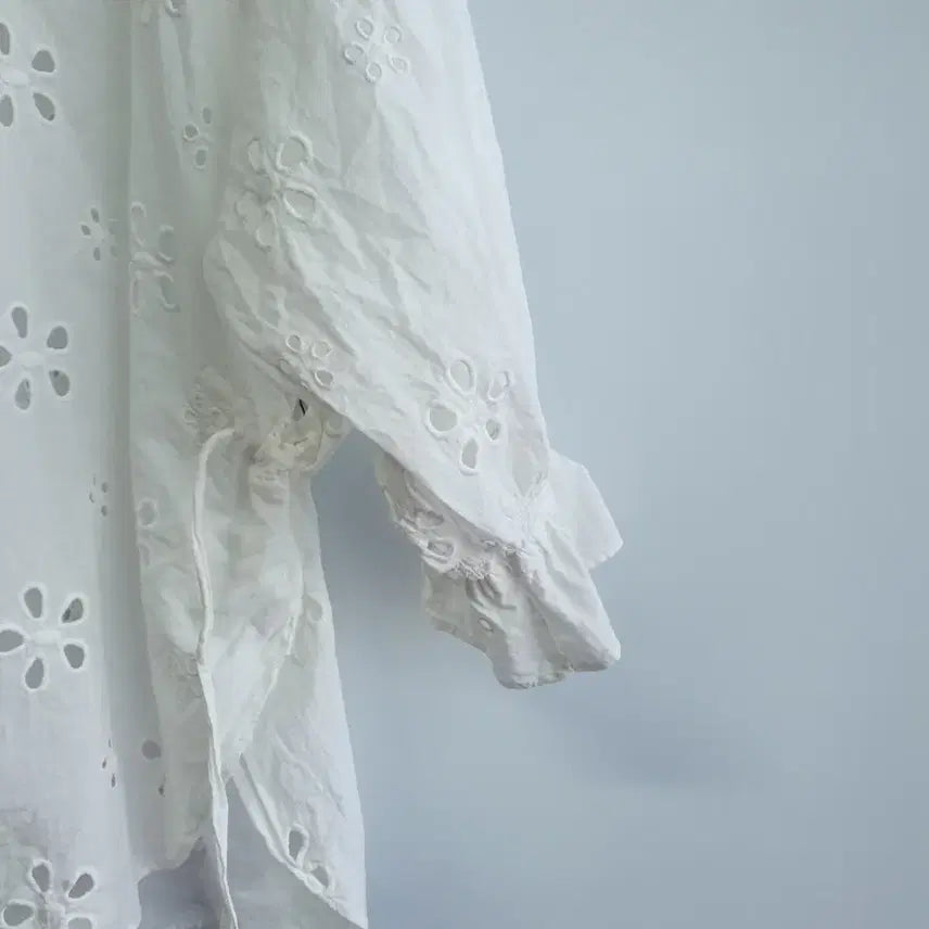 [BUNJANG] Punching Flower Blouse - White, 7/8 Sleeve, Size M / 1084 펀칭 플라워 블라우스 화이트 7부M