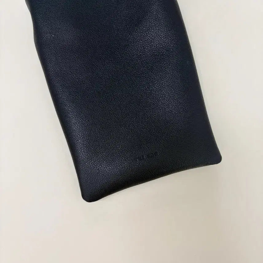 [SOLD OUT] 더로우 블랙 레더 크로스백
