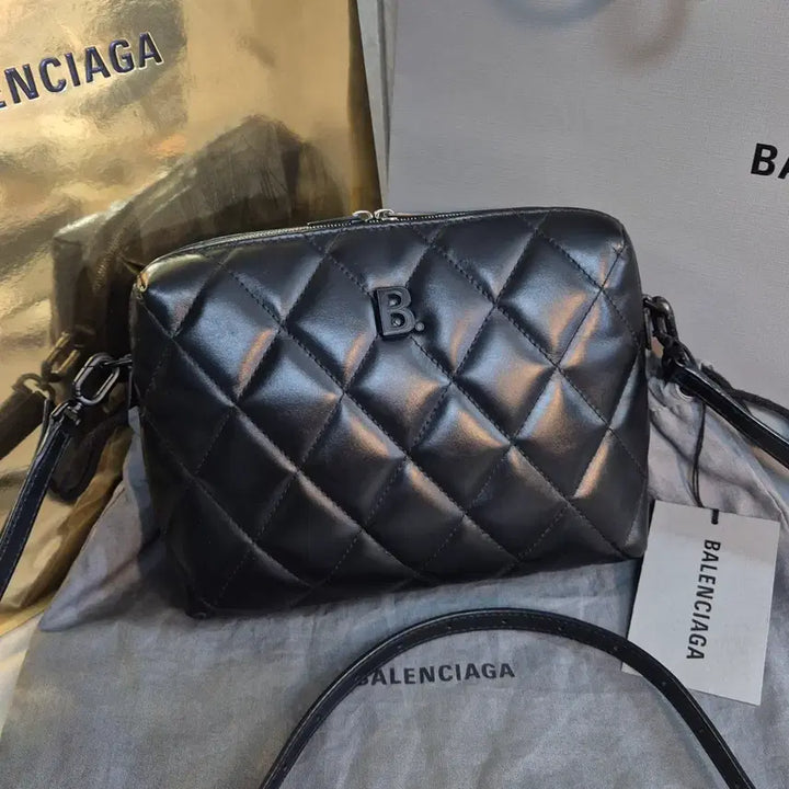[BUNJANG] Balenciaga Quilted Crossbody Bag Black / 발렌시아가 퀼팅 크로스백 블랙