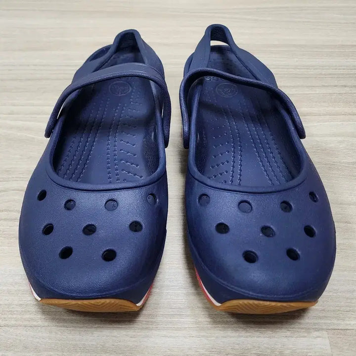 [BUNJANG] Crocs Mary Jane Shoes Navy W8 (240-245mm) / 크록스(네이비)메리제인(W8)240~245