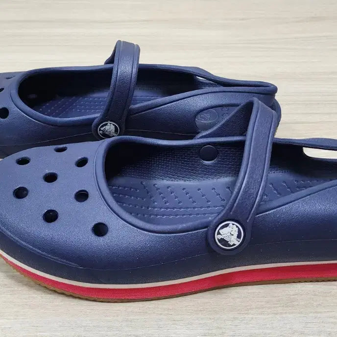 [BUNJANG] Crocs Mary Jane Shoes Navy W8 (240-245mm) / 크록스(네이비)메리제인(W8)240~245