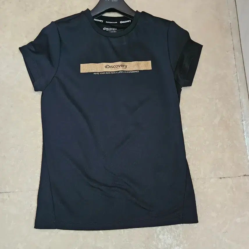 [BUNJANG] Discovery Apparel Gold Line Logo T-Shirt / 디스커버리  예쁜고급티셔츠  85