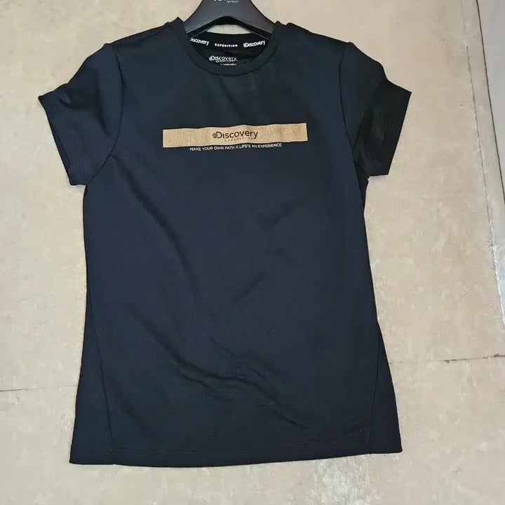[BUNJANG] Discovery Apparel Gold Line Logo T-Shirt / 디스커버리  예쁜고급티셔츠  85