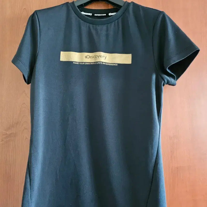 [BUNJANG] Discovery Apparel Gold Line Logo T-Shirt / 디스커버리  예쁜고급티셔츠  85