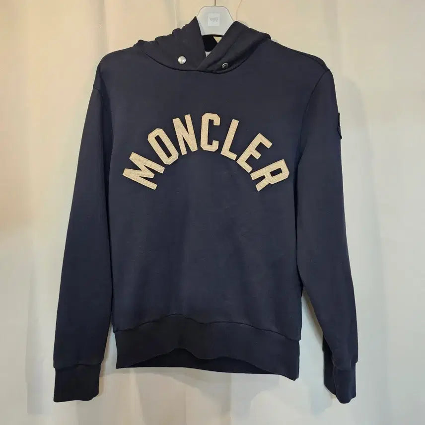 [BUNJANG] Moncler Logo Patch Navy Hoodie / 몽클레르 로고 패치 네이비 후드 티셔츠몽클레르(Moncler) 특유의