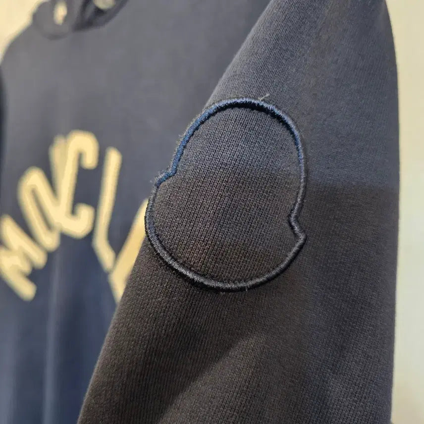 [BUNJANG] Moncler Logo Patch Navy Hoodie / 몽클레르 로고 패치 네이비 후드 티셔츠몽클레르(Moncler) 특유의