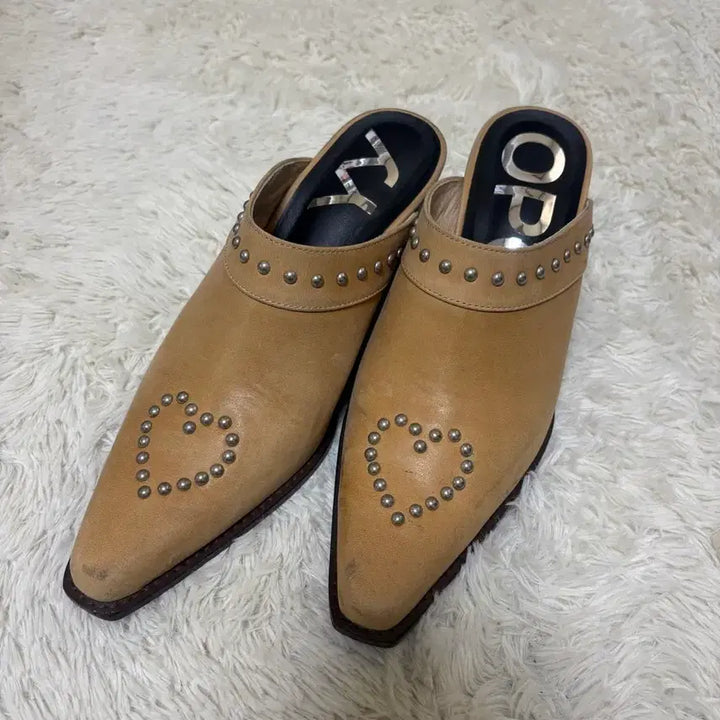 [BUNJANG] OPEN YY Heart Stud Western Mules (Beige, Size 37) / OPEN YY - HEART STUD WESTERN MULES
