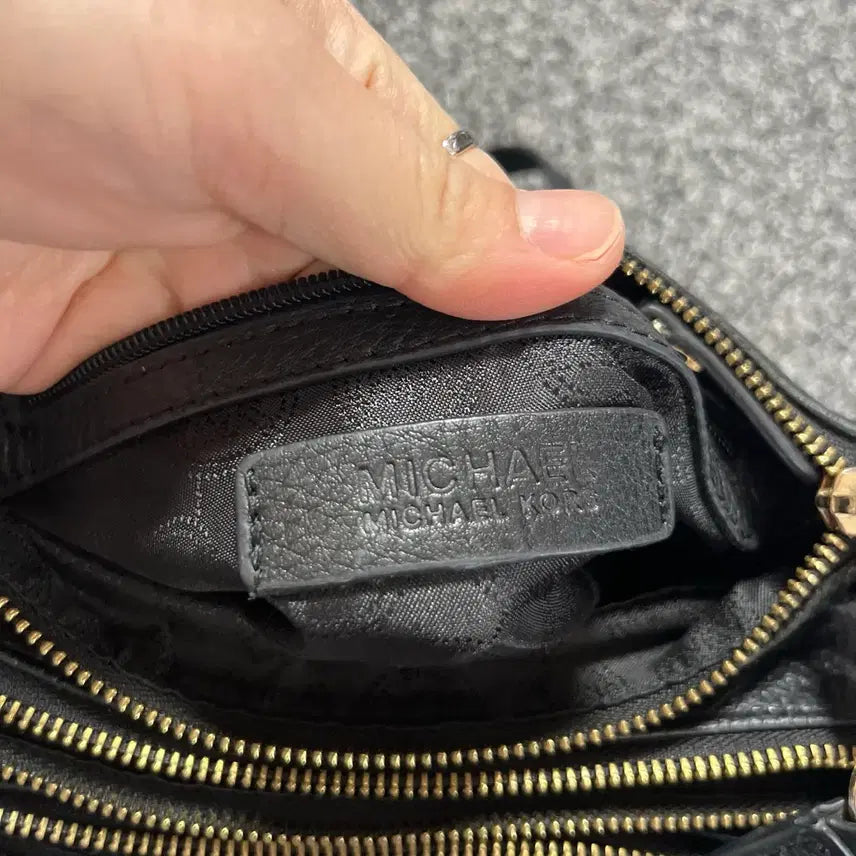 [BUNJANG] Michael Kors Black Leather Crossbody Bag / 마이클코어스 블랙 가죽 크로스백