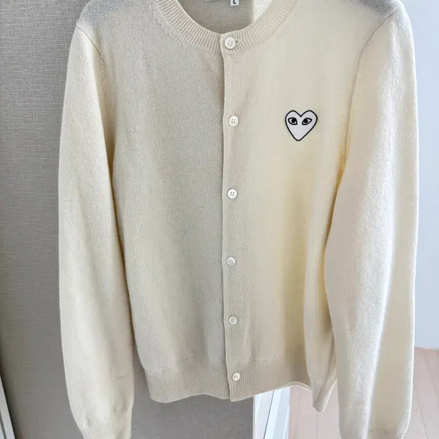 [BUNJANG] Comme des Garçons White Heart Logo Cardigan / 꼼데가르송 화이트 와펜 가디건