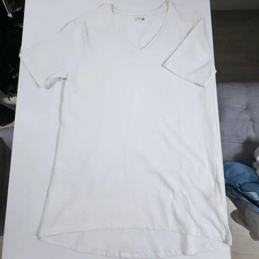 [BUNJANG] F2F White V-Neck Short Sleeve T-Shirt / F2F 화이트 브이넥 반팔티셔츠 90