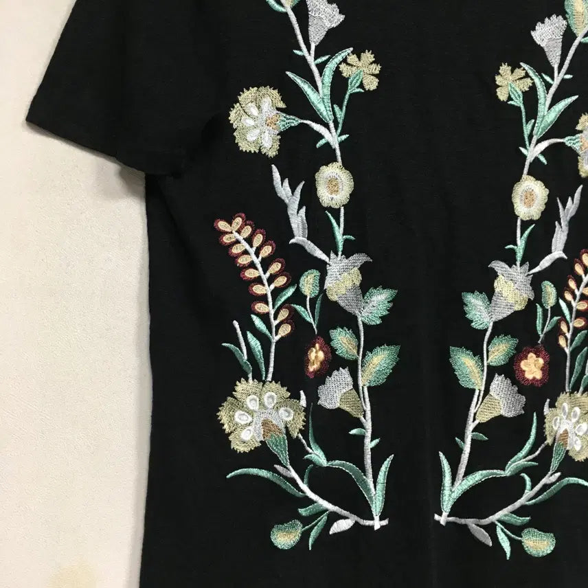 [BUNJANG] MAJE Embroidered Linen Short Sleeve T-Shirt / MAJE 마쥬 자수 린넨 반팔 티셔츠 1