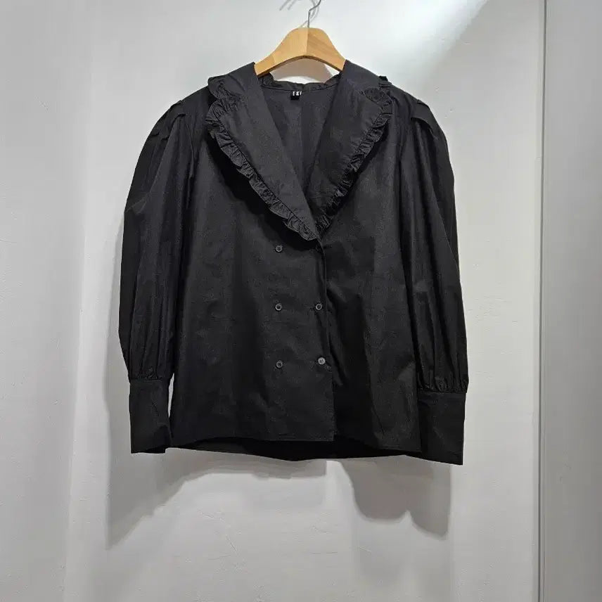 [BUNJANG] Black Ruffle Collar Double-Button Blouse / 검정색 프릴 카라 더블 버튼 블라우스 [새상품]
