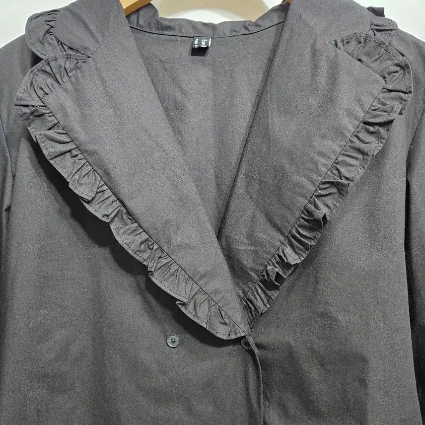 [BUNJANG] Black Ruffle Collar Double-Button Blouse / 검정색 프릴 카라 더블 버튼 블라우스 [새상품]