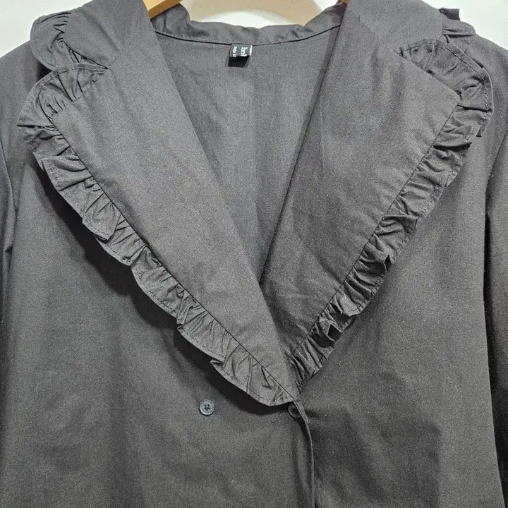 [BUNJANG] Black Ruffle Collar Double-Button Blouse / 검정색 프릴 카라 더블 버튼 블라우스 [새상품]