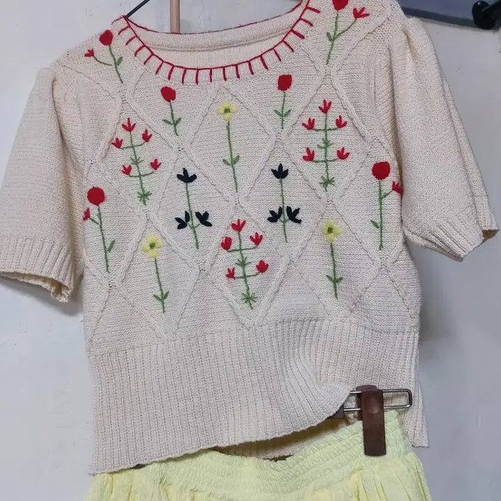 [BUNJANG] Floral Embroidered Short Sleeve Knit and Long Skirt Set / 꽃 자수 반팔 니트 + 롱 스커트 세트