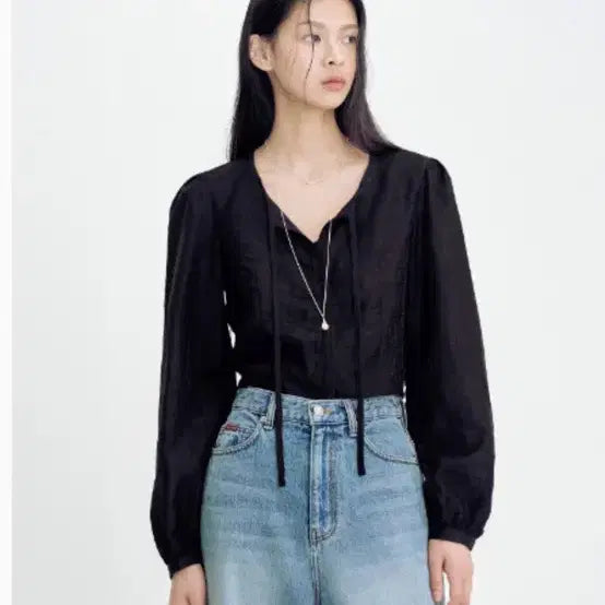 [BUNJANG] Avie Mua Jacquard Satin Tie Blouse (Black) / 아비에무아 자카드새틴 타이 블라우스 (블랙)