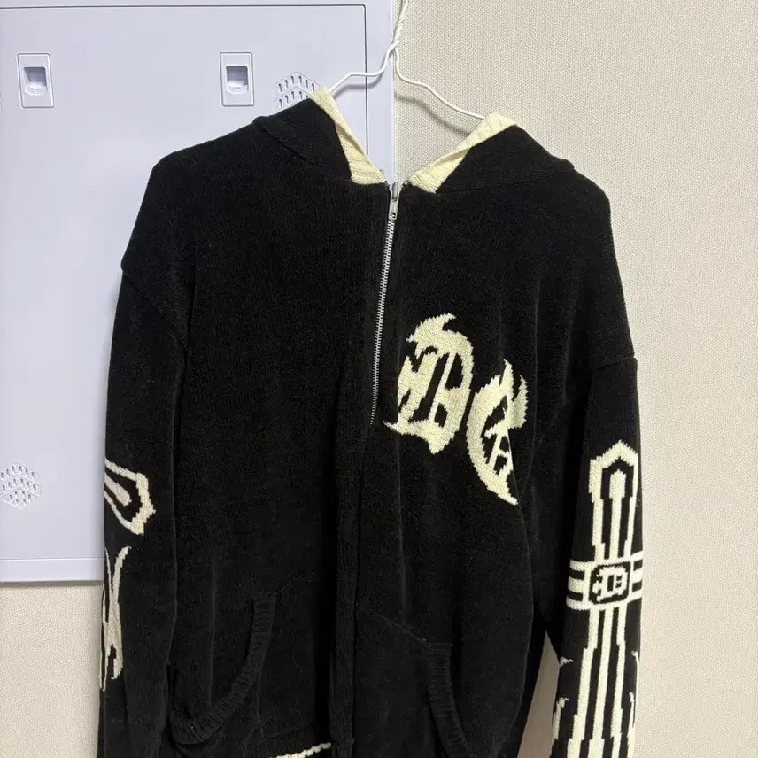 [BUNJANG] Black Cross Pattern Hooded Knit Zip-Up / 블랙 십자가 패턴 후드집업 니트
