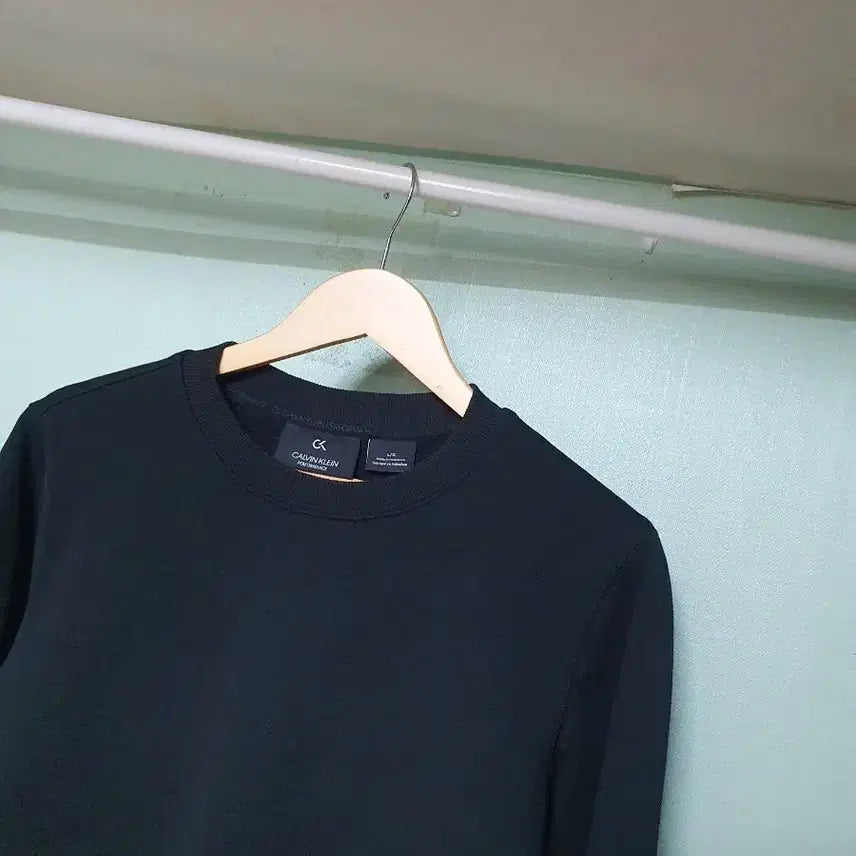 [BUNJANG] Calvin Klein Sweatshirt Black Size L (Recommended 90-95) / 캘빈클라인 맨투맨 90~95