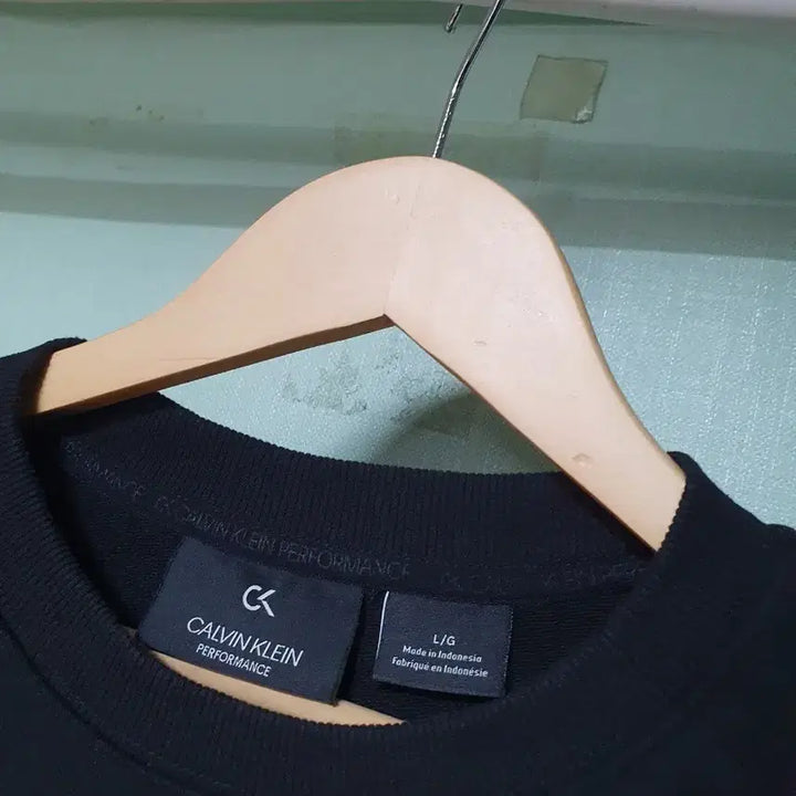 [BUNJANG] Calvin Klein Sweatshirt Black Size L (Recommended 90-95) / 캘빈클라인 맨투맨 90~95