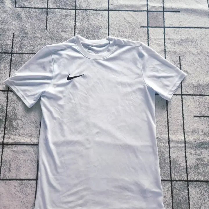 [BUNJANG] Nike Dri-FIT White T-Shirt Size M (95-100) / 나이키 드라이핏 기능성 화이트 반팔 사이즈 95-100