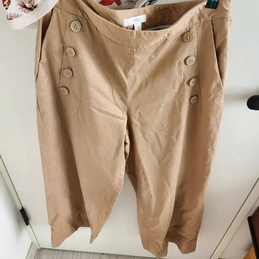 [BUNJANG] 1901 Beige Button Detail Trousers / 1901 베이지색 버튼 장식 바지