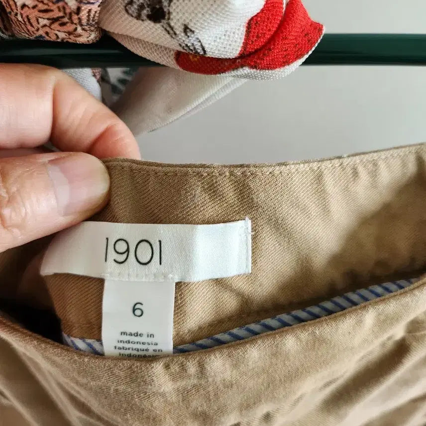 [BUNJANG] 1901 Beige Button Detail Trousers / 1901 베이지색 버튼 장식 바지