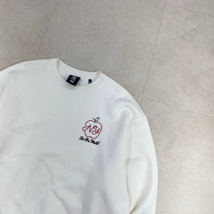 [BUNJANG] Kith New York Embroidered Logo Crewneck Sweatshirt (Size 105) / 키스 kith 뉴욕 자수 로고 크루넥 맨투맨 (105)