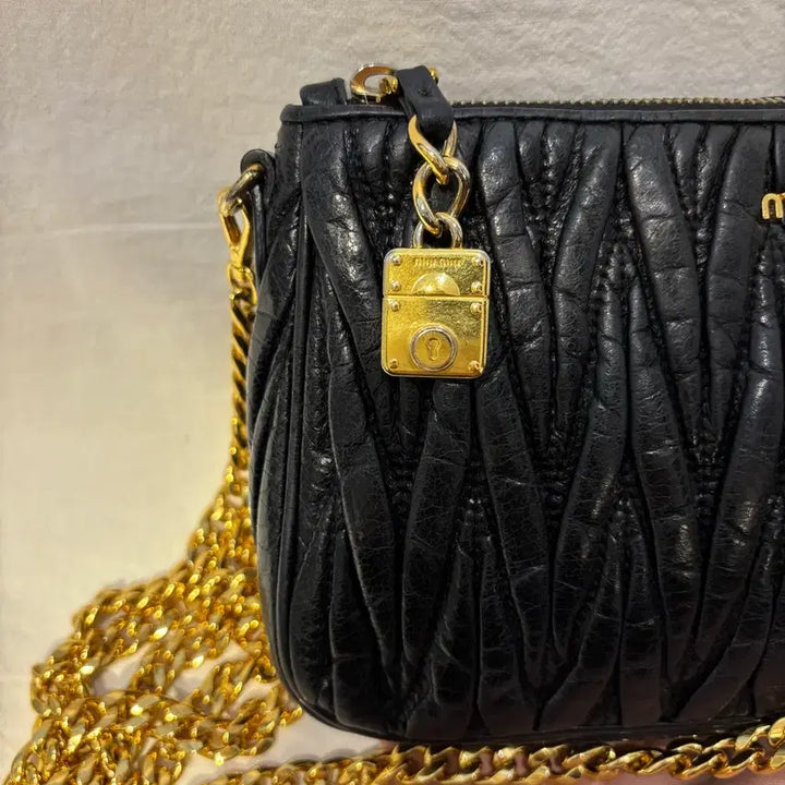 [BUNJANG] Miu Miu Matelassé Chain Crossbody Bag / 미우미우 마테라쎄 체인 크로스백