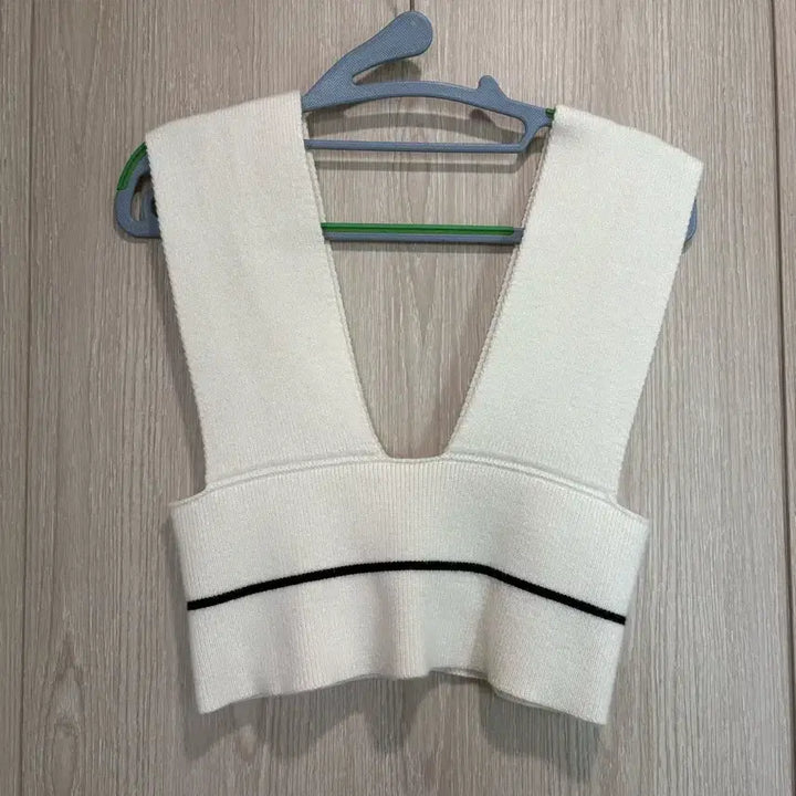 [BUNJANG] White Knit Vest with Black Line Detail / 화이트 니트 조끼