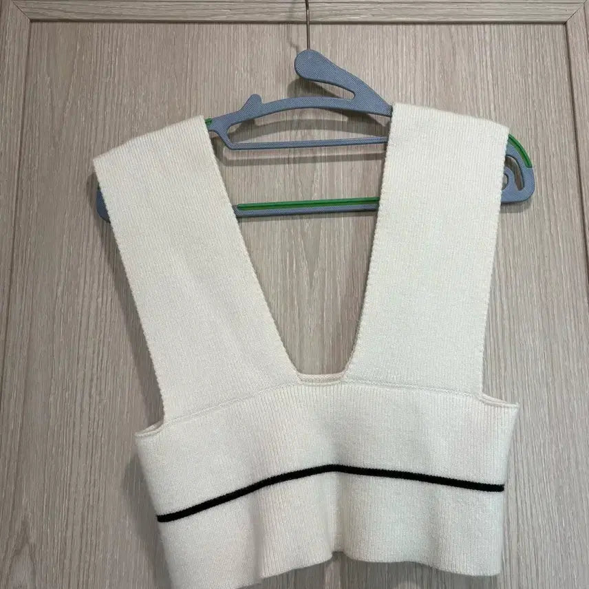 [BUNJANG] White Knit Vest with Black Line Detail / 화이트 니트 조끼