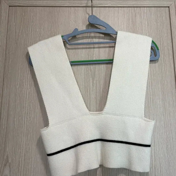[BUNJANG] White Knit Vest with Black Line Detail / 화이트 니트 조끼