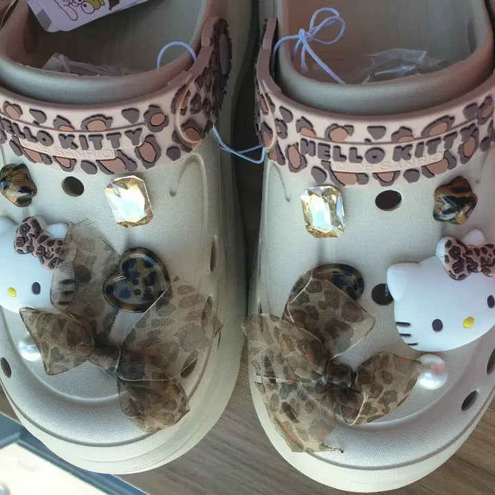 [BUNJANG] Sanrio Hello Kitty Leopard Ribbon Jibbitz Crocs Size 250 / 250)산리오 헬로키티 호피 리본 지비츠 크록스