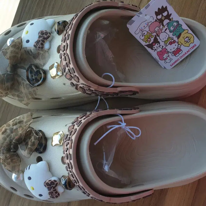 [BUNJANG] Sanrio Hello Kitty Leopard Ribbon Jibbitz Crocs Size 250 / 250)산리오 헬로키티 호피 리본 지비츠 크록스