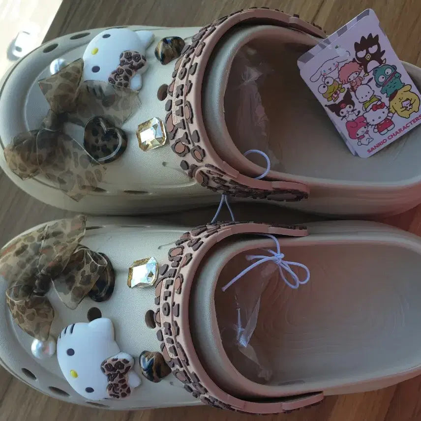 [BUNJANG] Sanrio Hello Kitty Leopard Ribbon Jibbitz Crocs Size 250 / 250)산리오 헬로키티 호피 리본 지비츠 크록스