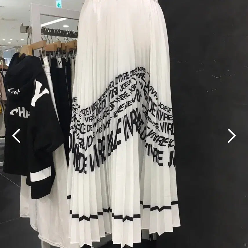 [BUNJANG] VOV White Lettering Pleated Long Skirt / VOV 화이트 레터링 플리츠 스커트