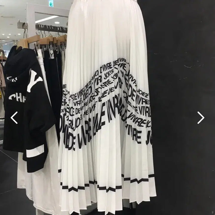 [BUNJANG] VOV White Lettering Pleated Long Skirt / VOV 화이트 레터링 플리츠 스커트