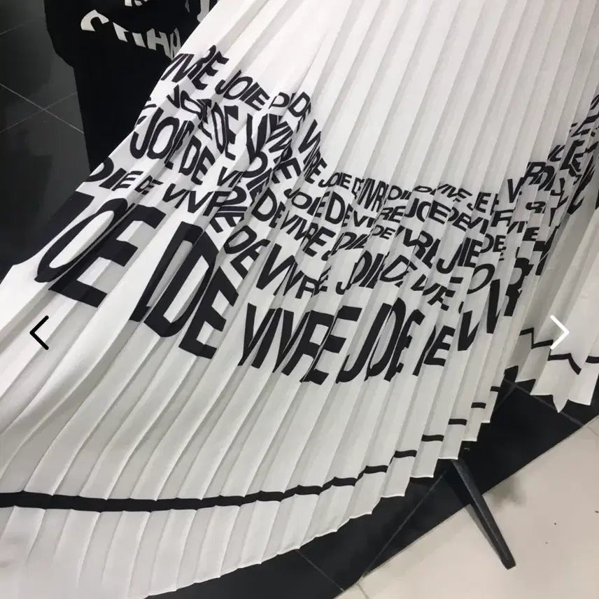[BUNJANG] VOV White Lettering Pleated Long Skirt / VOV 화이트 레터링 플리츠 스커트