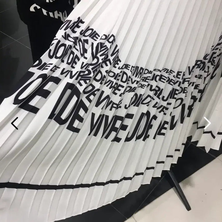 [BUNJANG] VOV White Lettering Pleated Long Skirt / VOV 화이트 레터링 플리츠 스커트