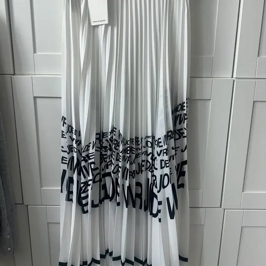 [BUNJANG] VOV White Lettering Pleated Long Skirt / VOV 화이트 레터링 플리츠 스커트