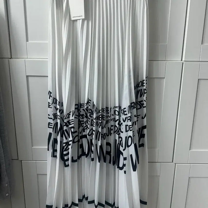 [BUNJANG] VOV White Lettering Pleated Long Skirt / VOV 화이트 레터링 플리츠 스커트