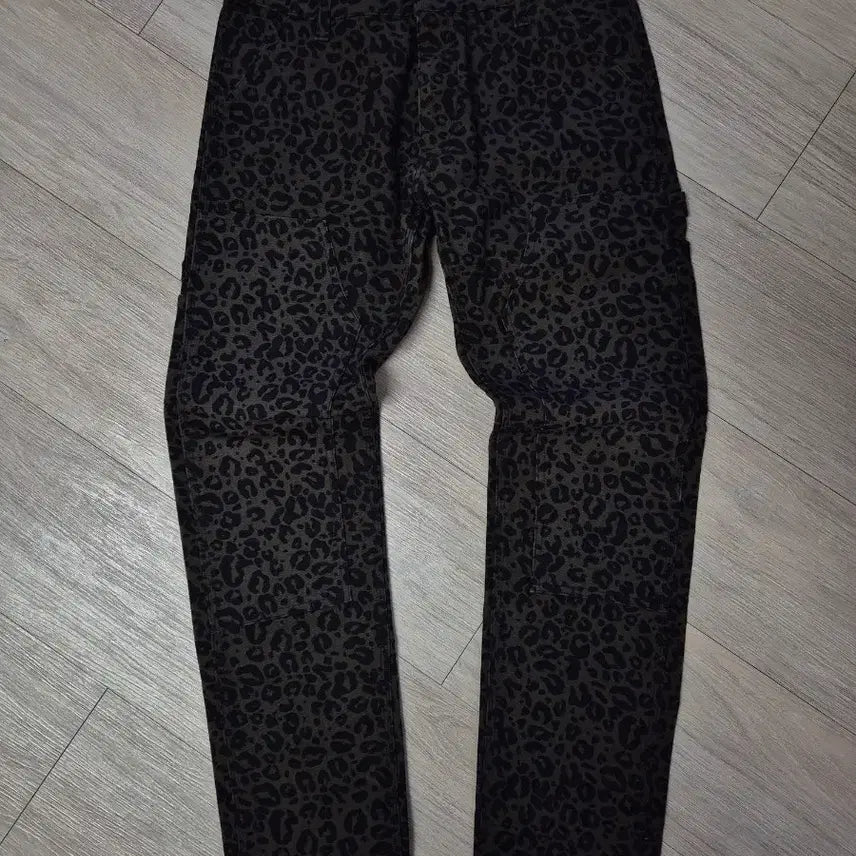 [BUNJANG] Carhartt Leopard Print Cotton Pants (Size 30) / 칼하트 레오파트 바지(30)