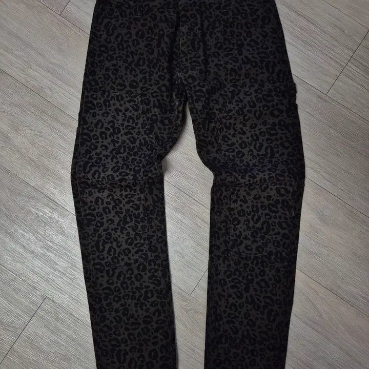 [BUNJANG] Carhartt Leopard Print Cotton Pants (Size 30) / 칼하트 레오파트 바지(30)