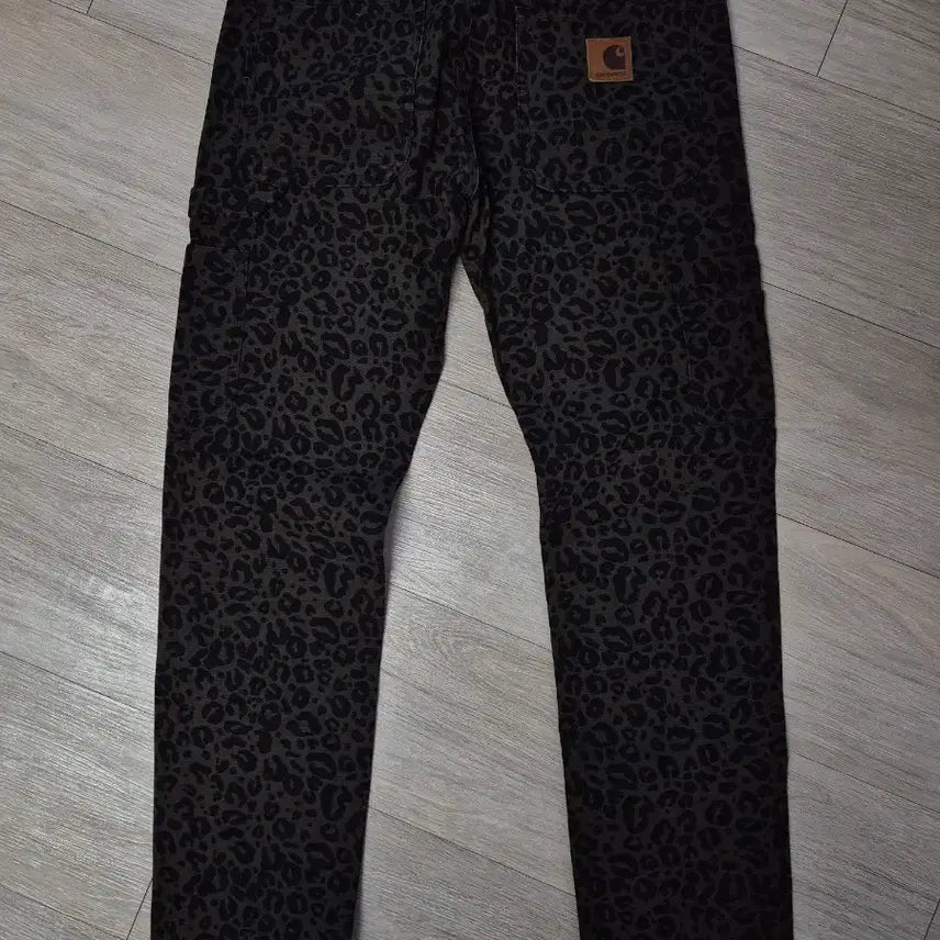 [BUNJANG] Carhartt Leopard Print Cotton Pants (Size 30) / 칼하트 레오파트 바지(30)
