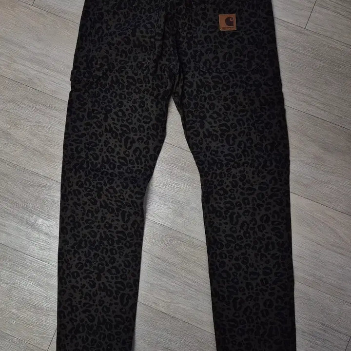 [BUNJANG] Carhartt Leopard Print Cotton Pants (Size 30) / 칼하트 레오파트 바지(30)