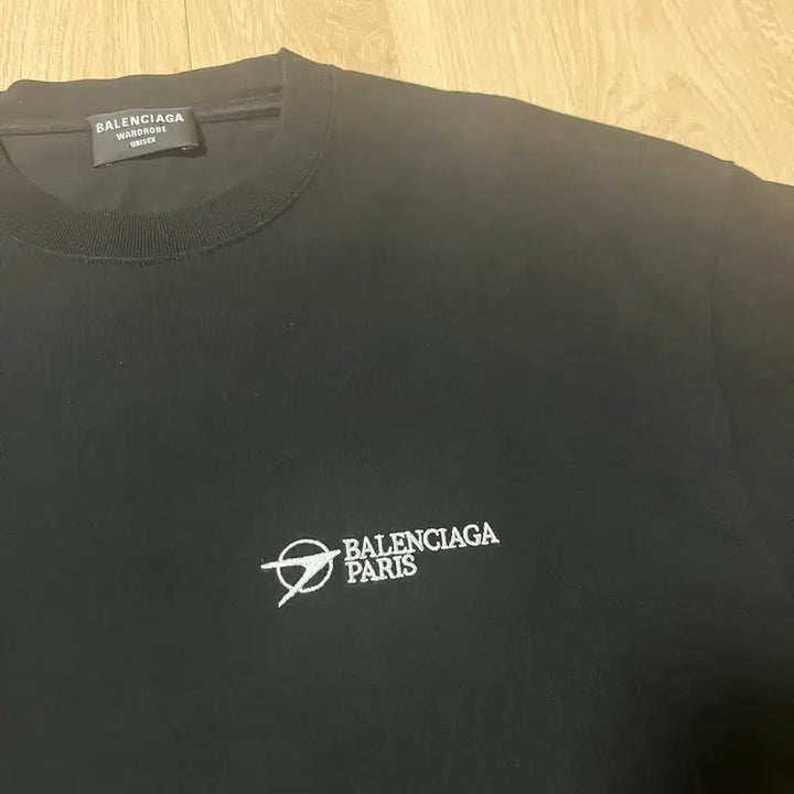[BUNJANG] Balenciaga Embroidered Logo Short Sleeve T-Shirt / 발렌시아가 자수 로고 반팔