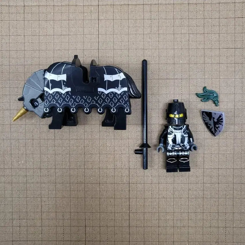 [BUNJANG] LEGO Castle Black Falcons Knight with Full Weapon Set / 레고 캐슬 블랙팔콘 완무기사 팝니다