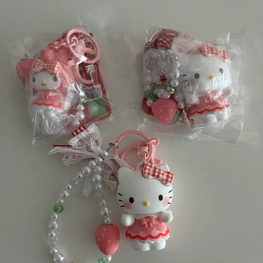 [BUNJANG] Hello Kitty Strawberry Figure Keychain (New) / 헬로키티 딸기 피규어 키링 (새상품)