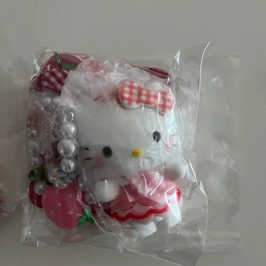 [BUNJANG] Hello Kitty Strawberry Figure Keychain (New) / 헬로키티 딸기 피규어 키링 (새상품)